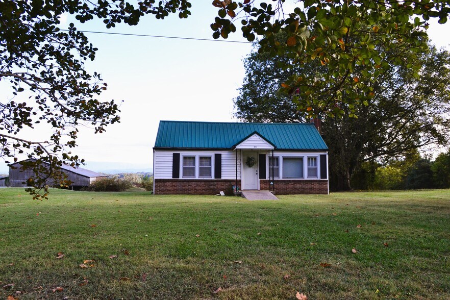 Building Photo - 1851 Pine Ridge Rd
