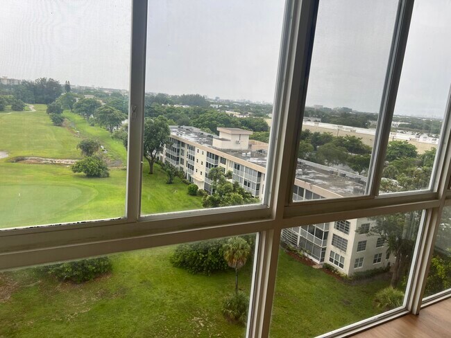 Building Photo - 3300 N Palm Aire Dr