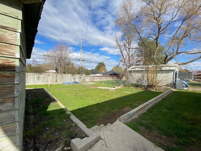 Building Photo - Duplex With Lots Of Room