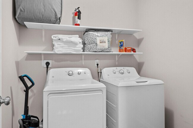 Building Photo - 66 Woodmont Ln