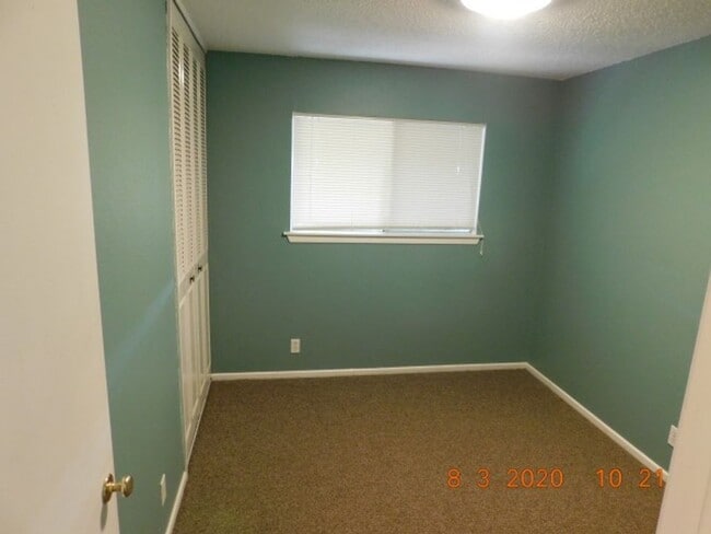 Building Photo - Spacious 4 bedroom 2 bath home in Camelot II