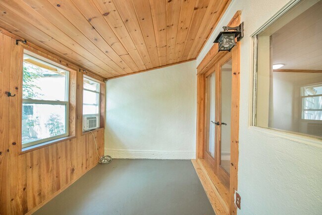 Building Photo - 2599 Huntington Dr