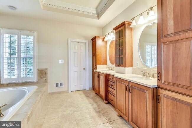 Building Photo - 9880 Palace Green Way