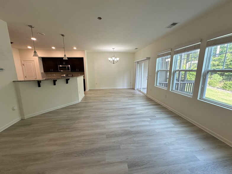 Living Room - 373 Durants Neck Ln