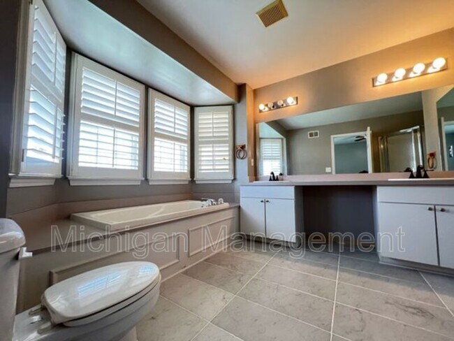 Building Photo - 4174 Hunters Cir E