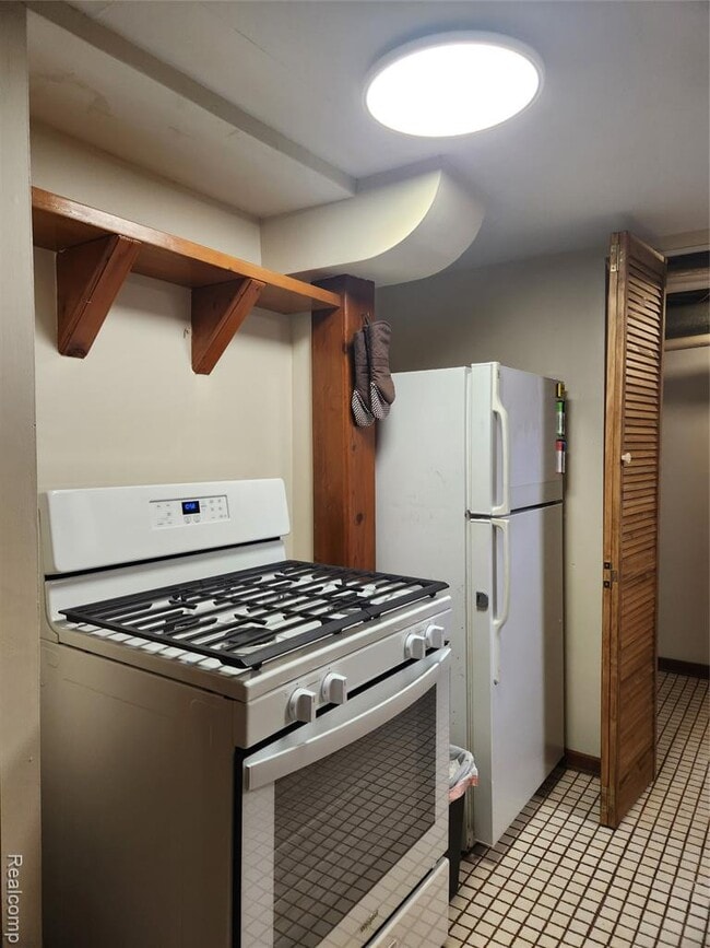 Building Photo - 8463 Hillpoint Dr