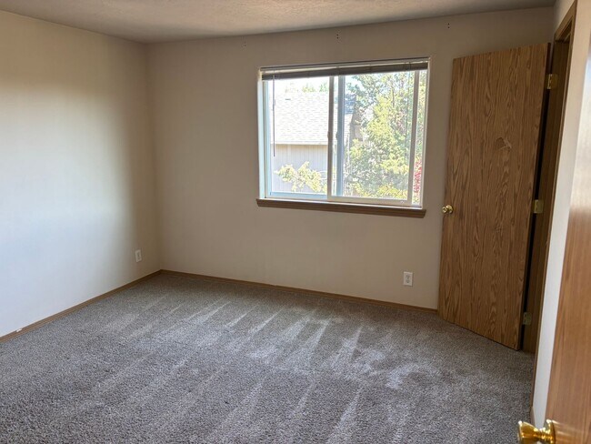 Building Photo - 1372 NE Whisper Ridge Dr