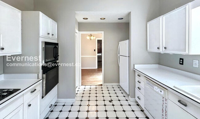 Building Photo - 2-Bedroom Home with Fenced Yard / Pet-Frie...