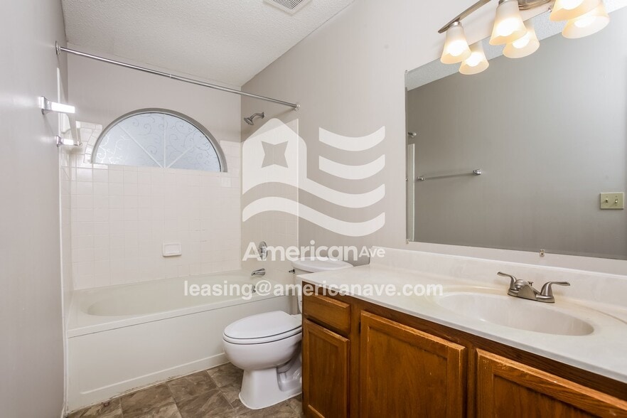 Building Photo - 128 Winslow Way