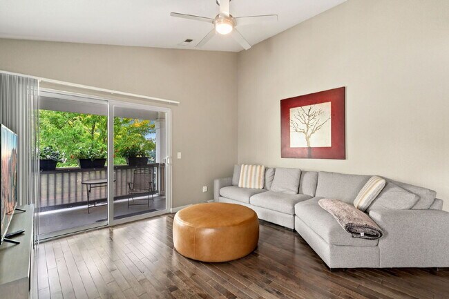 Building Photo - Bright & Spacious 2 Bedroom, 2 Bath Condo