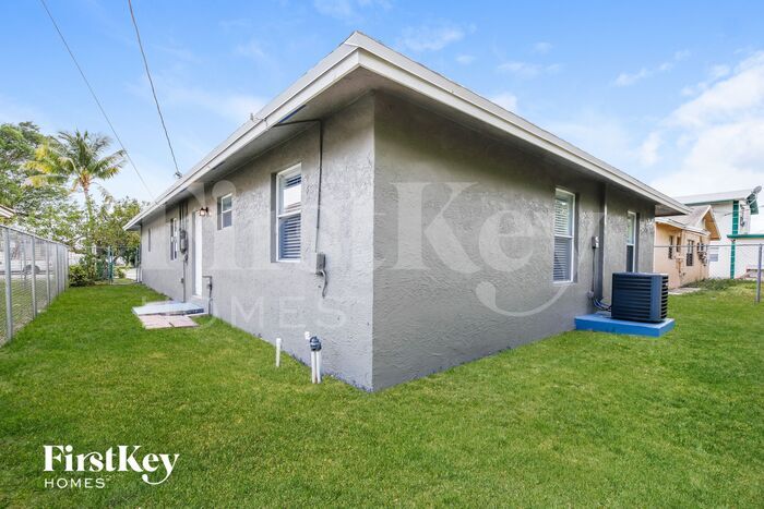 Building Photo - 2781 NW 15th Ct