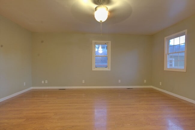 Building Photo - 4 bed, 2 bath home