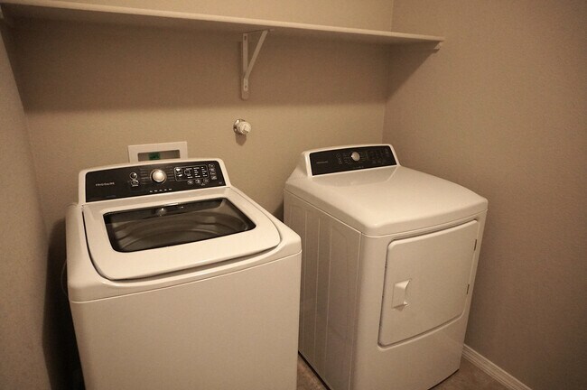 Building Photo - Spacious 4 bedroom Rio Rancho home in Enchanted Hills! Refrigerated air. Right off 550