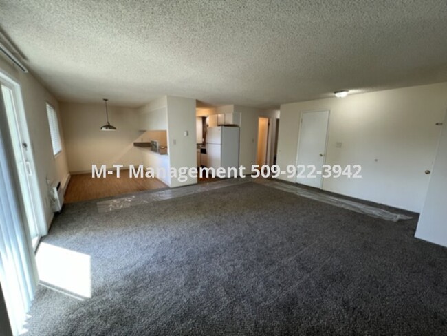 Building Photo - Mission East Apts 2 br/1 bath ground floor...