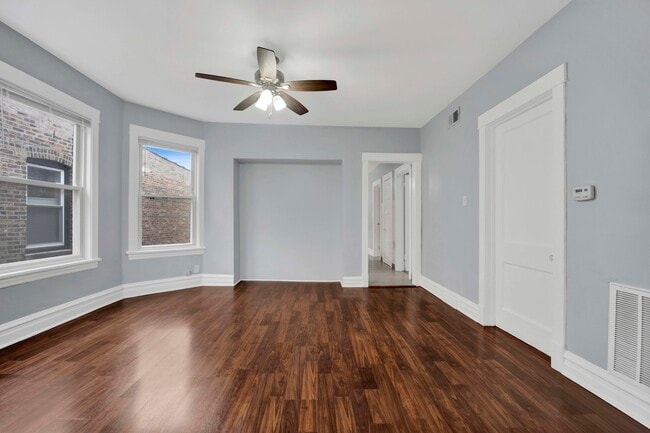 Building Photo - 5015 W Montrose Ave