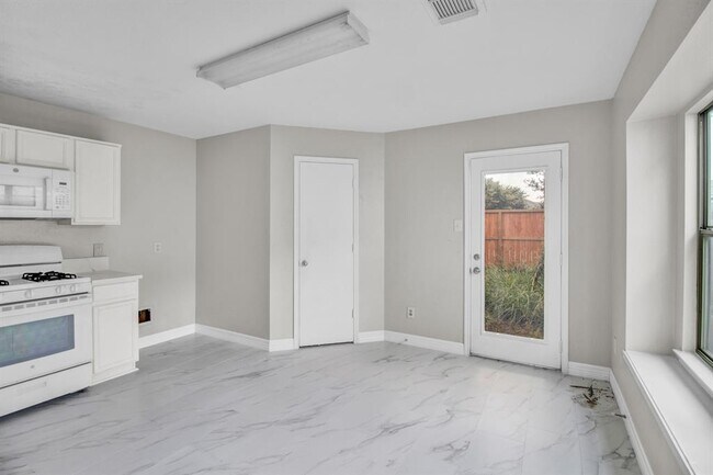 Building Photo - 8530 Village Hollow Ln