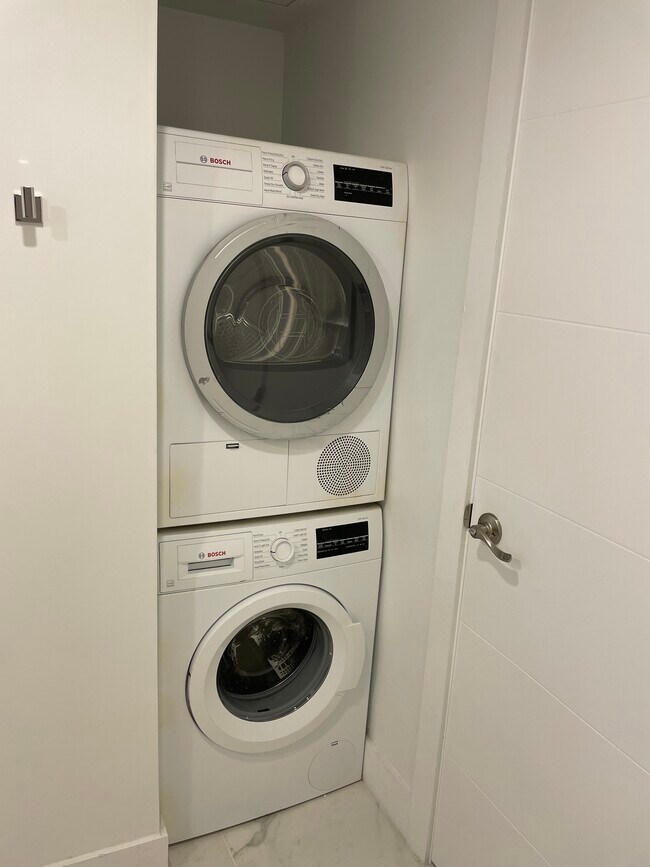 Building Photo - 5600 Collins Ave