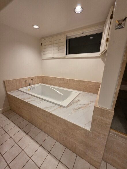 Building Photo - 390 S Sepulveda Blvd