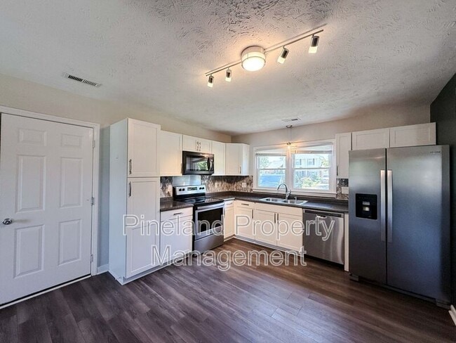 Building Photo - 1690 Clairborne Dr