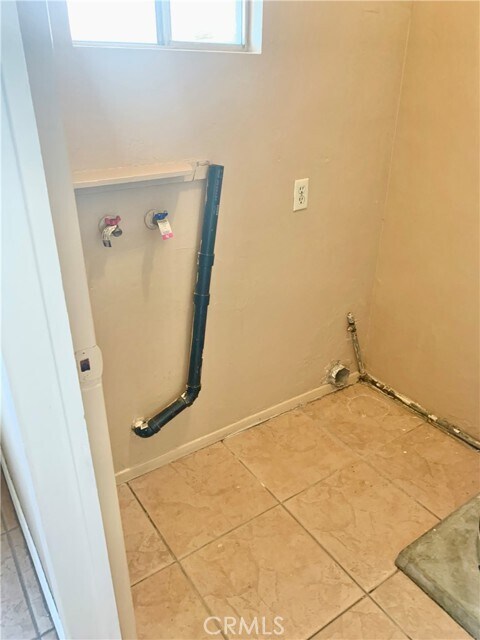 Building Photo - 550 N Valencia Pl