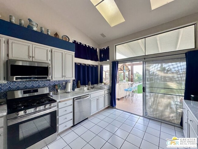 Building Photo - 9939 Vía Real