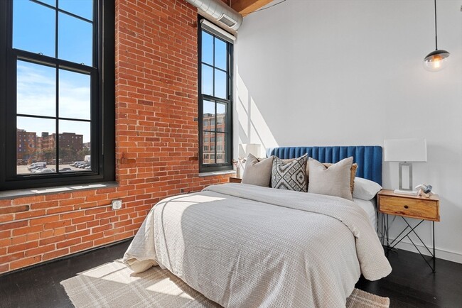 Building Photo - 319 A St