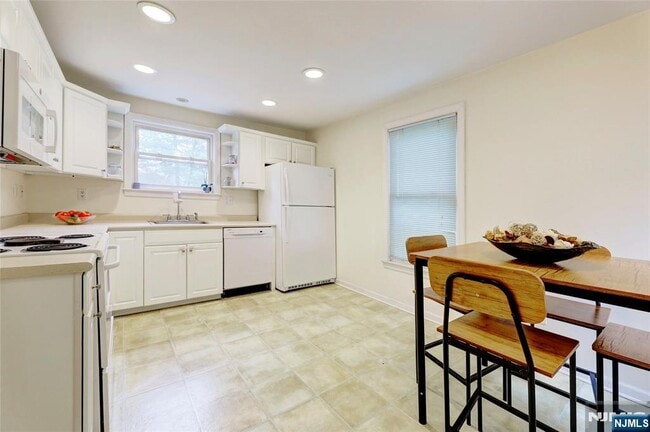 Building Photo - 145 Arch St