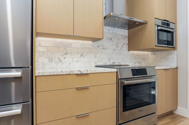 Building Photo - FULLY RENOVATED 3 BEDROOM, 2 BATHROOM IN E...