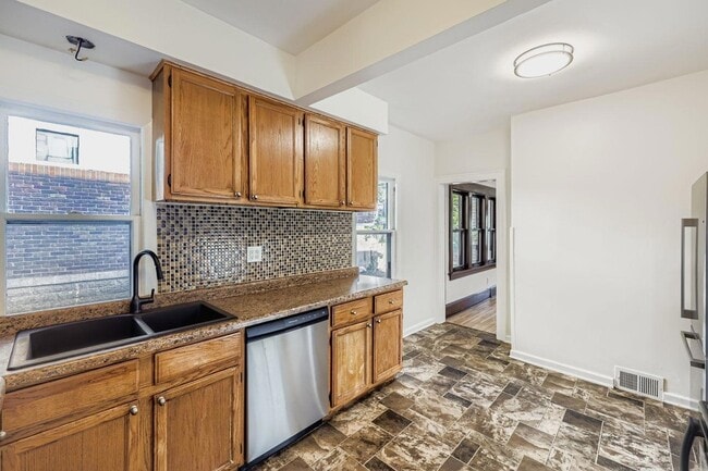 Building Photo - 1683 Minnehaha Ave E