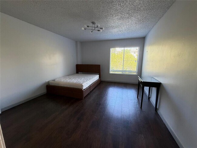 Building Photo - 621 99th Ave N