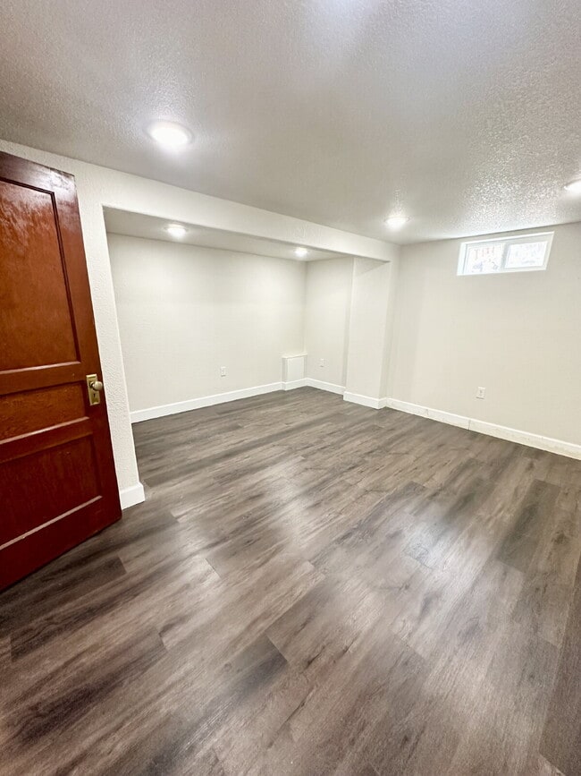 Building Photo - Renovated 1-Bedroom Apartment – Modern Tou...