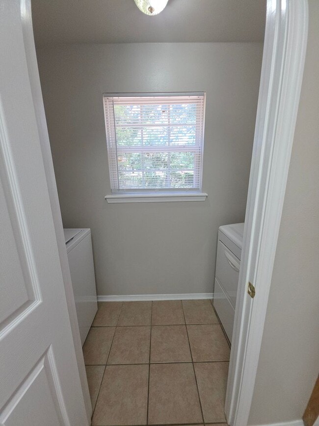 Building Photo - 102 Willow Creek Dr
