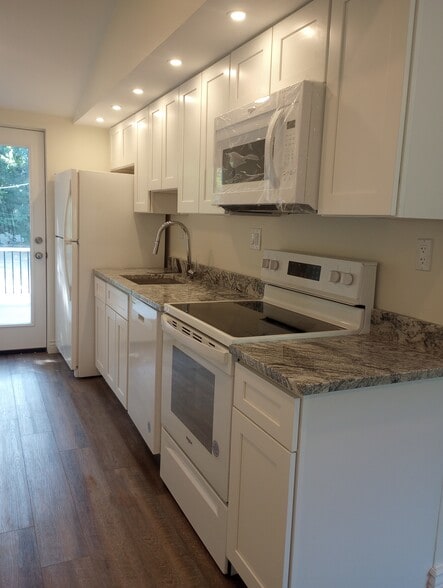 Building Photo - 380 W Rose Tree Rd