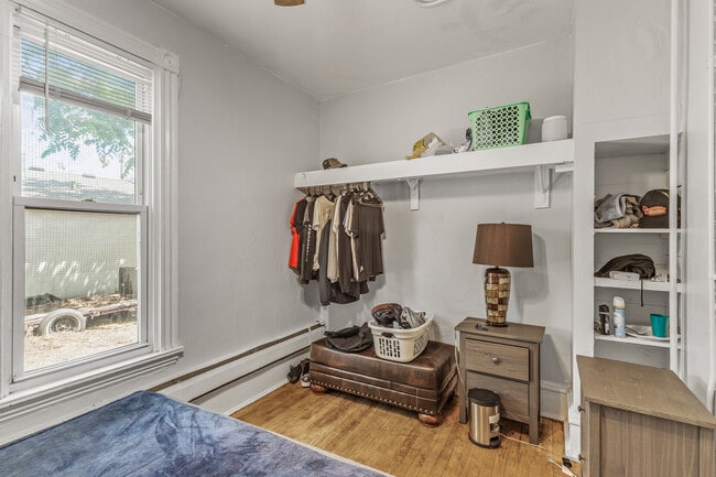 Building Photo - 921 20th Ave NE