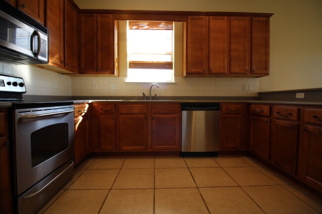 Building Photo - Beautiful 4 Bedroom Home In Newport Colony