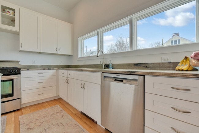 Building Photo - Stunning 4 Bed 2.5 Bath Steps from Willards Beach