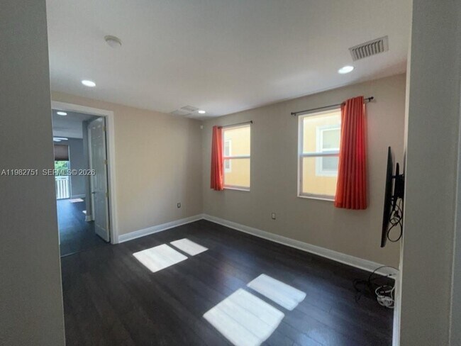 Building Photo - 409 SW 5th St