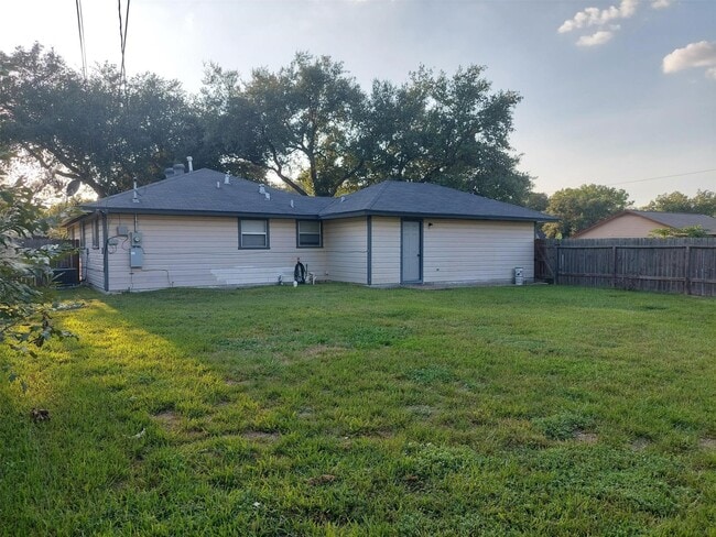 Building Photo - 1401 Glenmore Dr