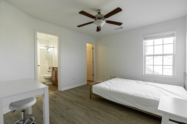 Building Photo - Beautiful 4 bedroom, 3.5 bathroom home in ...