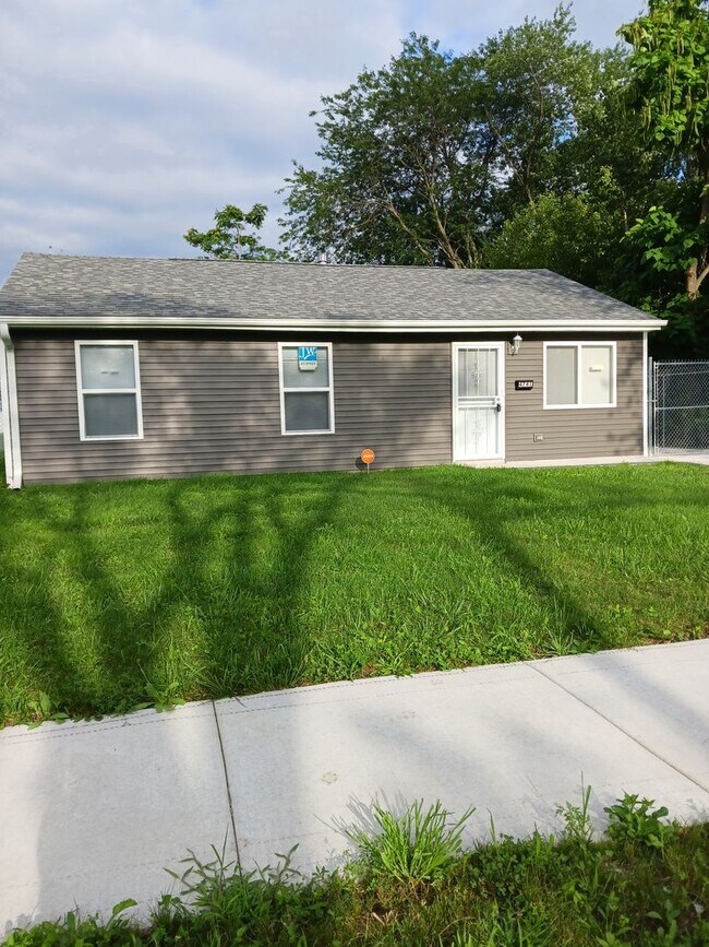 Building Photo - Section 8 Accepted 3 Bedroom w/Fenced Yard