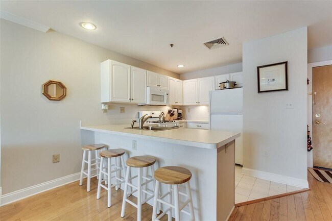 Building Photo - 711 Clinton St