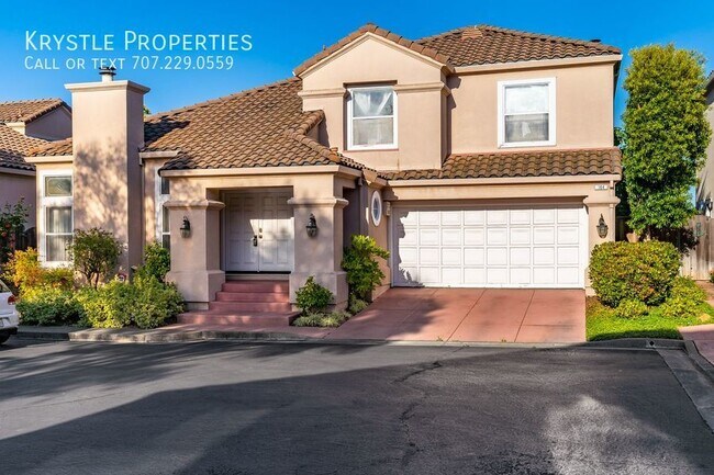 Building Photo - Luxurious Living in Gated Villa Del Mar Co...