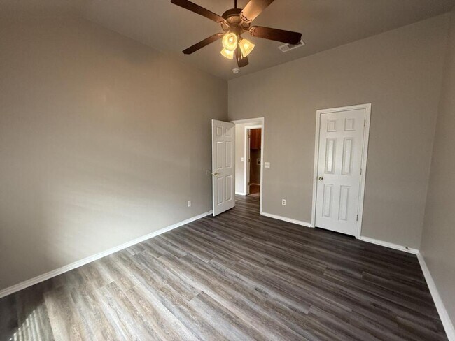 Building Photo - 4205 Cambridge Dr