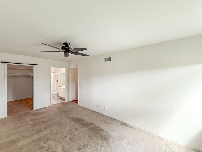 Building Photo - Nice 2B/2BA w/ Private Patio, A/C, Washer/...