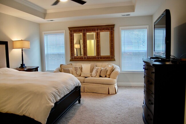 Building Photo - Beautiful four bedroom in Oyster Point - M...