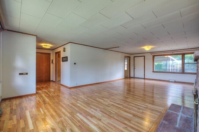 Building Photo - Convenient Location in Renton * Open House Sunday July 5th, 11:00am *