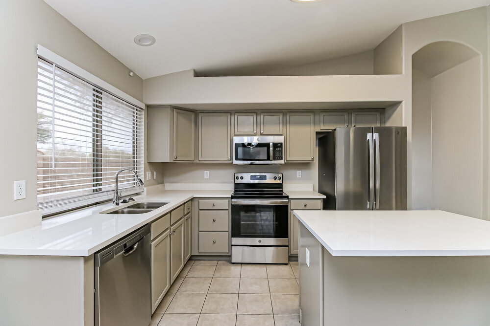 Building Photo - 477 E Devon Dr
