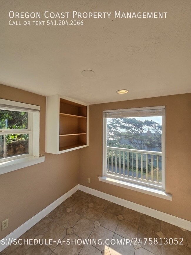 Building Photo - Ocean Views 1bed/1bath Upstairs Unit