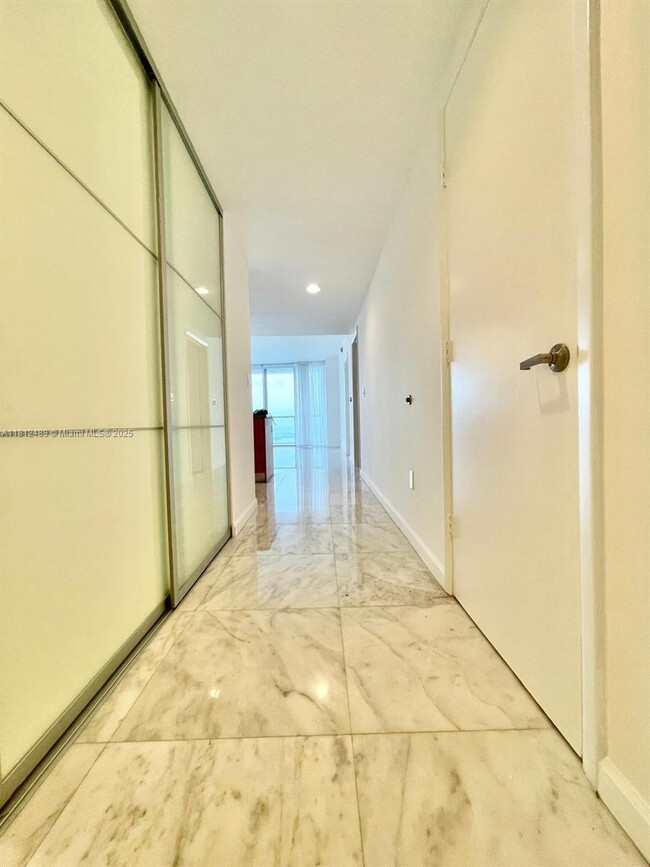 Building Photo - 475 Brickell Ave