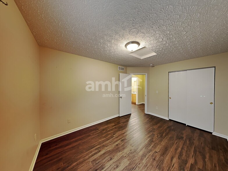 Building Photo - 7901 Chapel Stone Rd